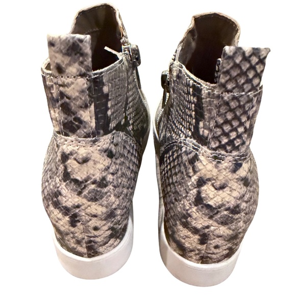 Steve Madden Woman Wedge Sneaker Bootie Snake Skin, size 7.5, Zippers - worn 2x - Picture 6 of 7